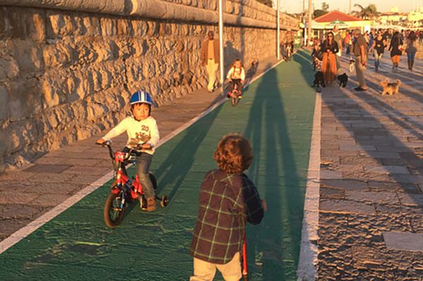 Green bicycle lane markings in Paredão de Cascais