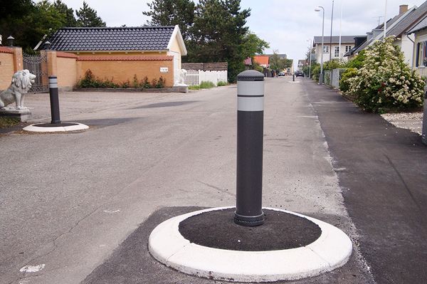 Overkørbar stele brugt til trafikafspærring