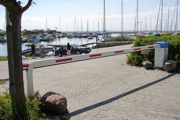 Automatik bom med reflekser ved havnen