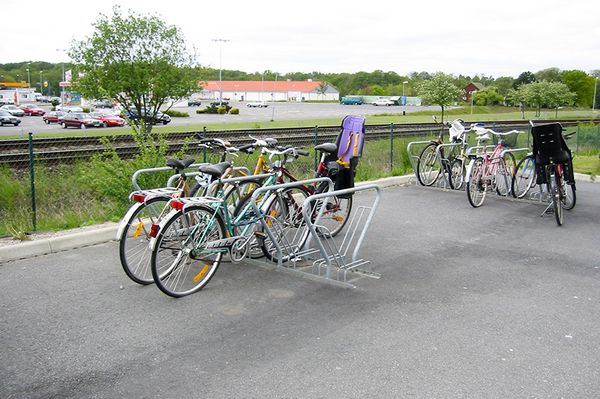 Dobbeltsidet cykelstativ som er asfaltmonteret 