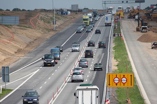 Overkørbar stele på motorvejen