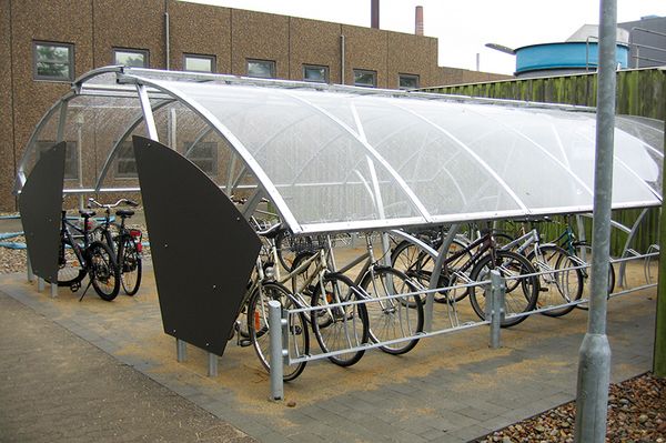 Cykelparkering med overdækning og sideplader