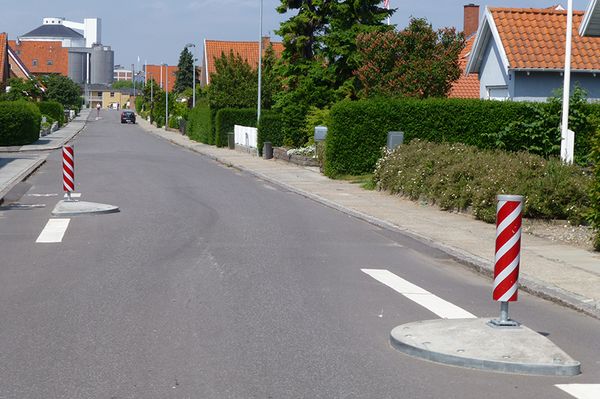 Gadejuvel trafikchikane med glasreflekser