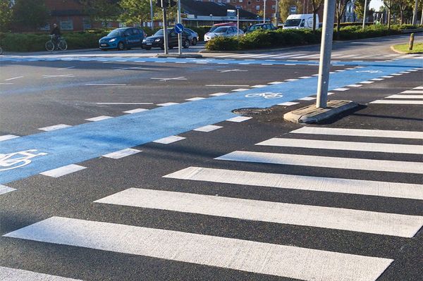 fodgængerovergang blå cykelsti
