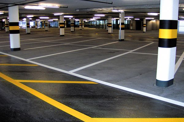 Parkeringshus med solventbaseret maling