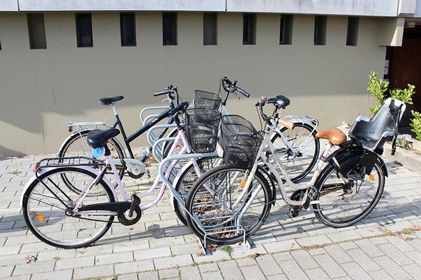 Dobbeltrettet cykelstativ som er rustbeskyttet