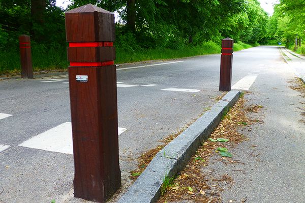 Stationær Park monteret på en vejbump