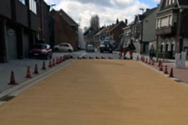 Yellow surface markings securing crossing and intersections