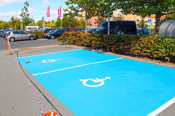 Handicapsparkeringsplads skridsikker markering handicap symbol