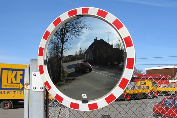 Gadespejl øger synlighed i klart vejr