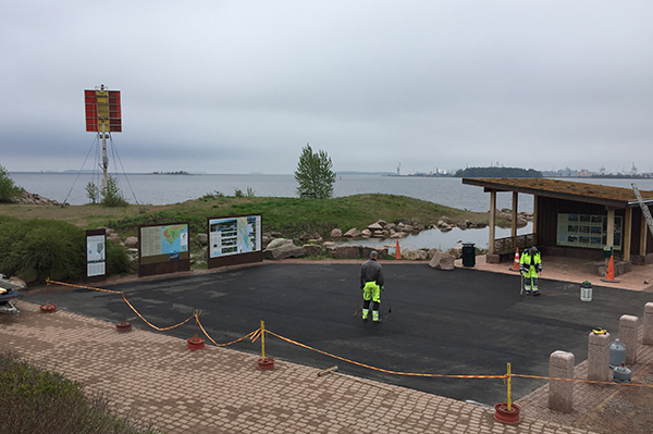 Parkeringspladsen inden installationen