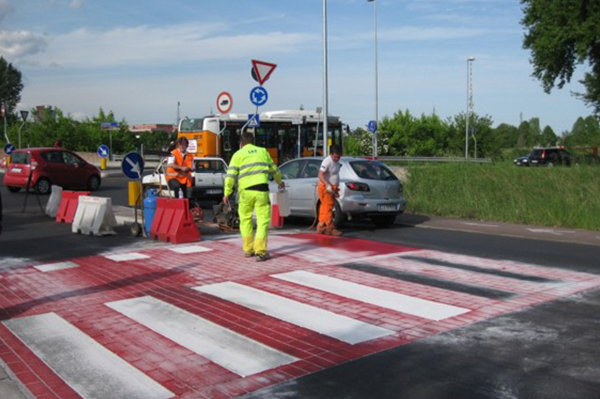 Udlægning af overgang i den travle trafik