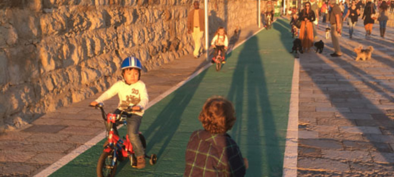 Green bicycle lane markings 