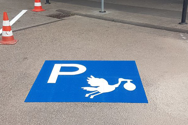 Parkeringsplads med storkesymbol til gravide