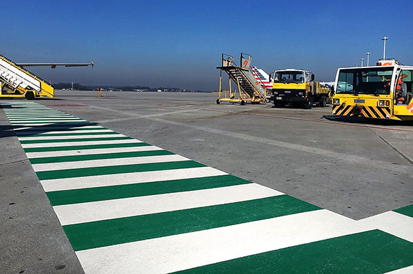 Farvet gangsti i Porto Lufthavn
